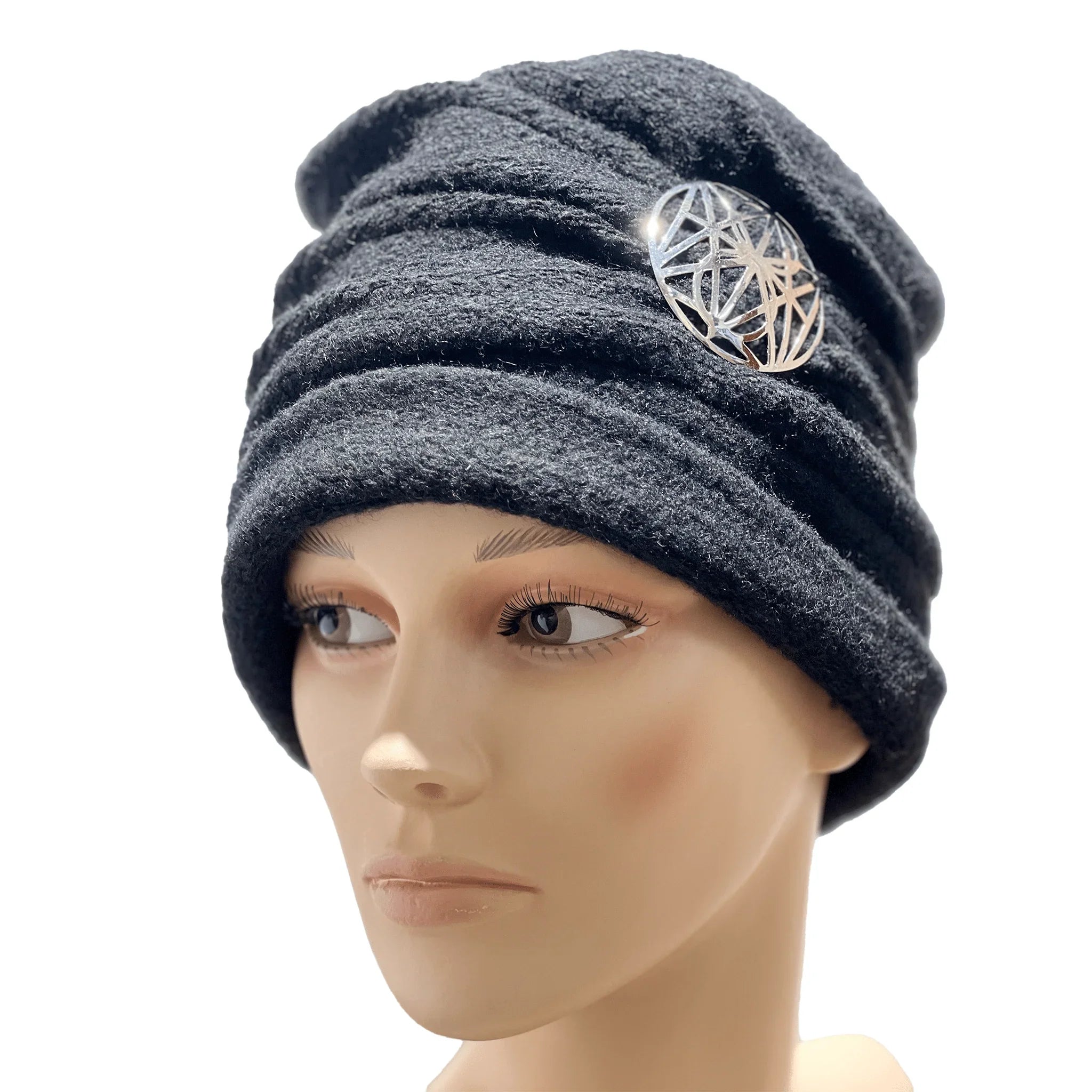 Skúlptúrhattur með silfurnælu - nammi.isOfeigur Gullsmiðja