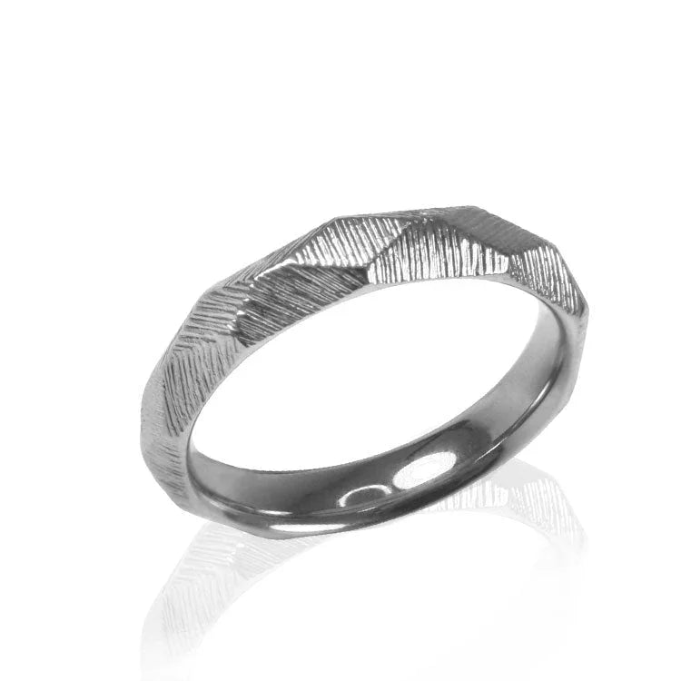 TITAN RING SCULPTURED/CORNER HAMMERED POLISH - nammi.is