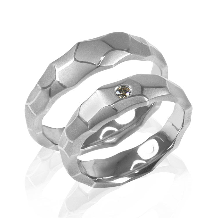 TITAN RING W/ DARK DIAMOND DARK SCULPTURED LARGE HAMMERED MAT/POLISH - nammi.is