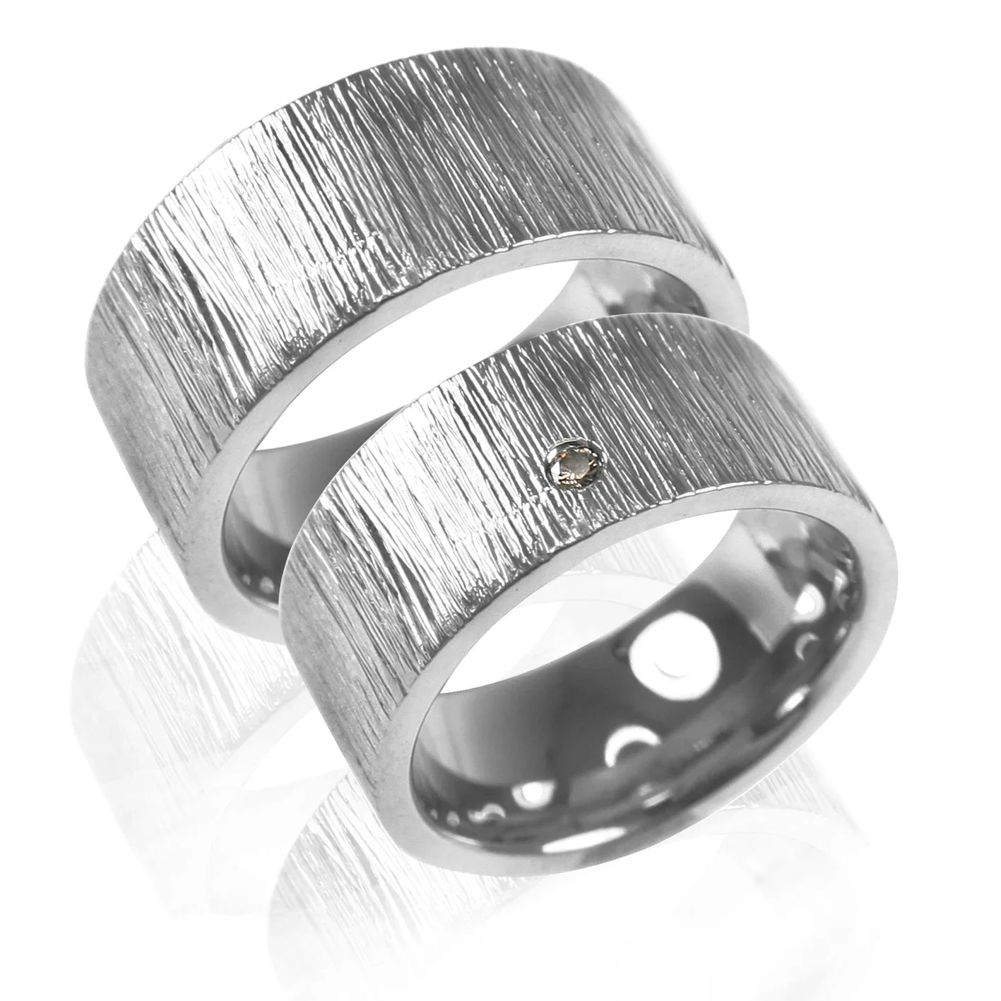 TITAN RING W/ DARK DIAMOND SCULPTURED CORNER HAMMERED/POLISH - nammi.is