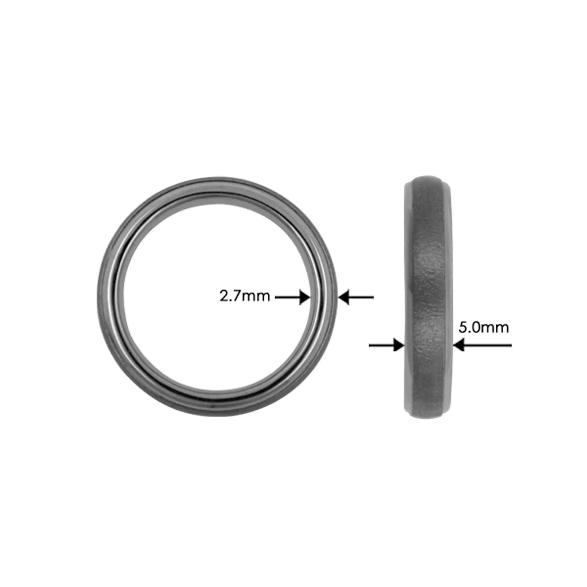 Titan Ring w/ Tantalum Fine Hammered Mat/Polished Ring profile: width: 5.0 mm || height: 2.7 mm. The picture shows the width (5.0mm) and hight (2.7mm)) of the ring