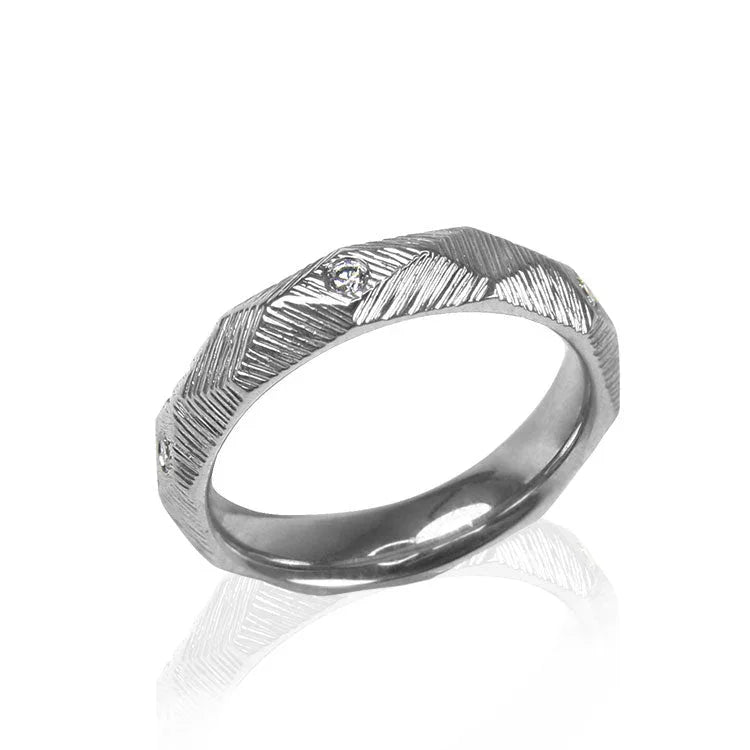 TITAN RING W/DIAMOND SCULPTURED/CORNER HAMMERED POLISH - nammi.is
