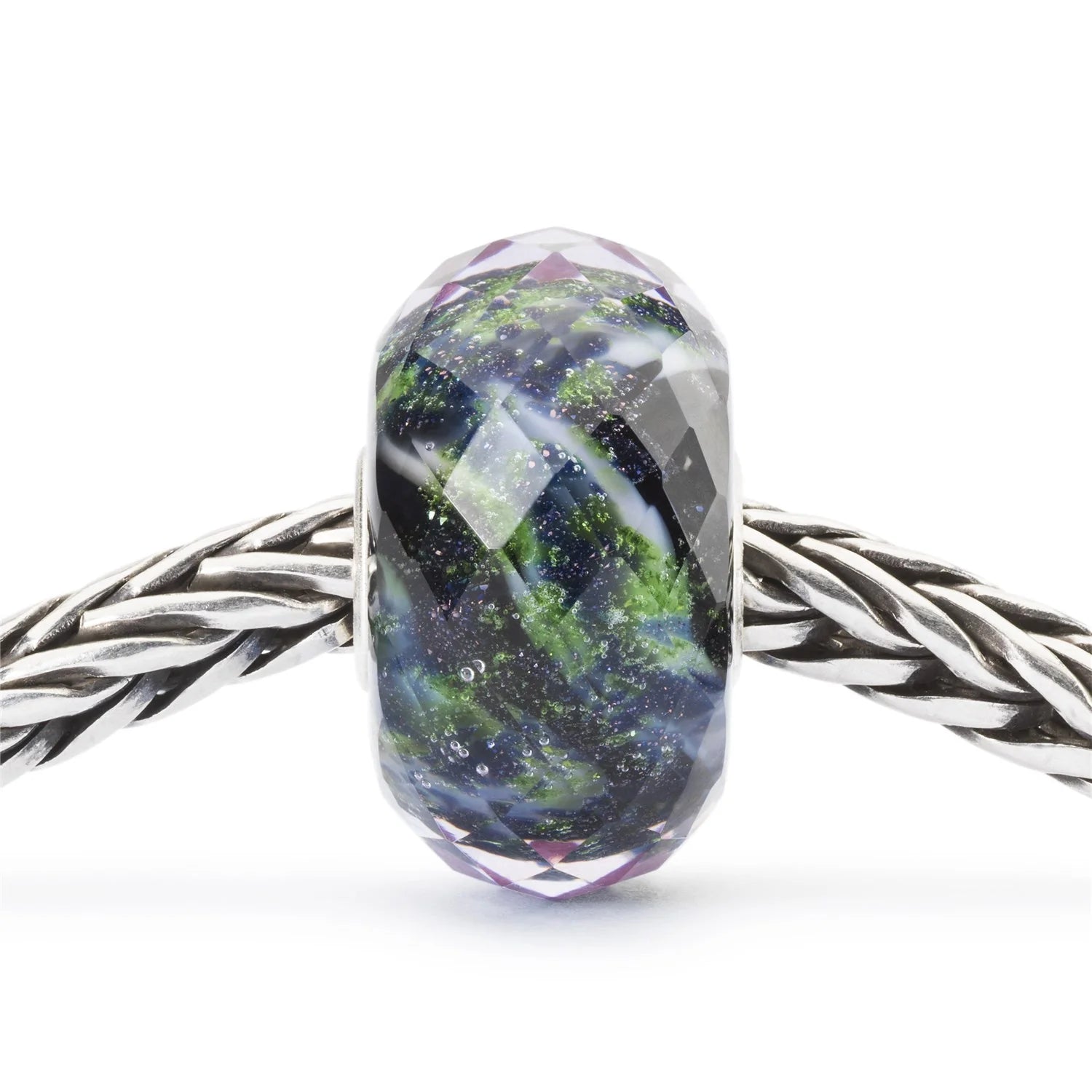 Trollbeads Foxtail Bracelet with a Clasp and Northern Light Magic Bead. This bracelet in oxidised sterling silver has excelled with Trollbeads signature foxtail chain.