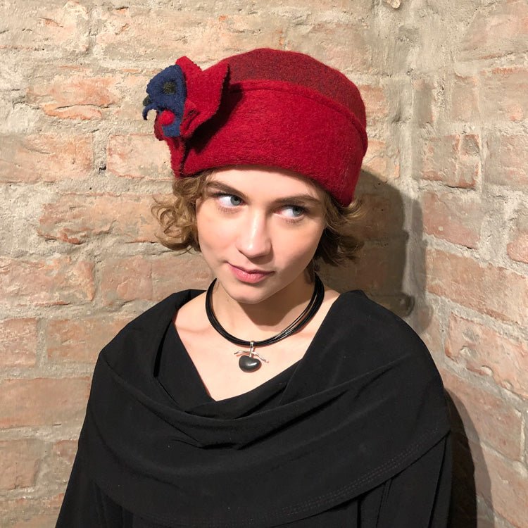 Heba – wool hat, red/blue - nammi.is