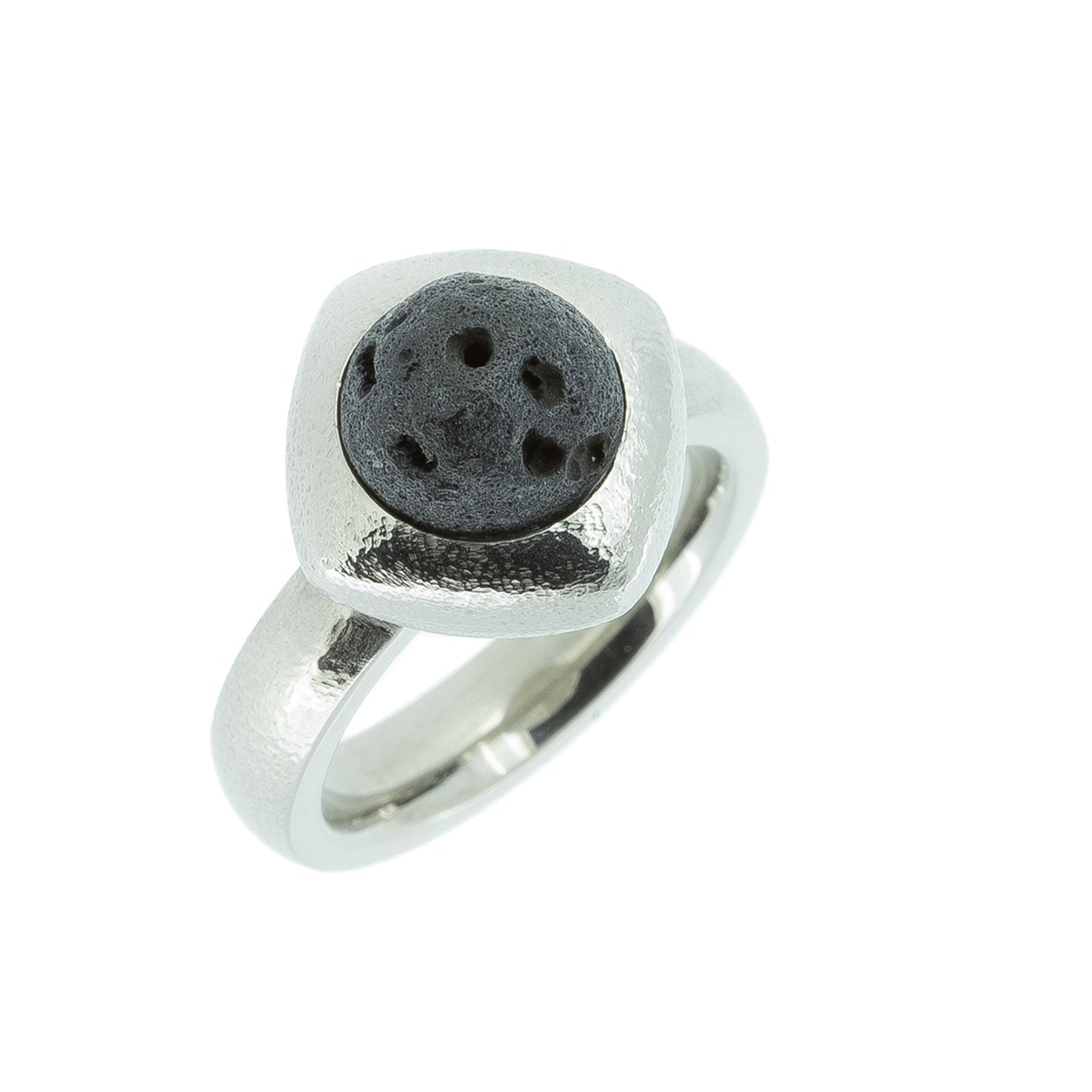 Titan Ring Hammered W/Lava Stone - nammi.is